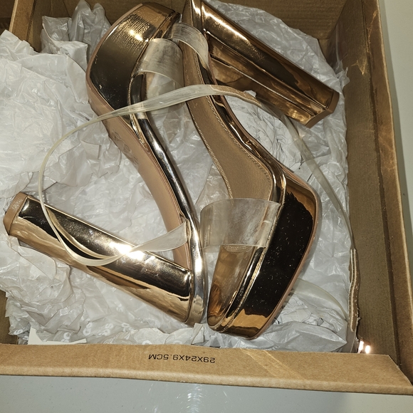 Elegant Gold Platform Heels - Picture 1 of 10